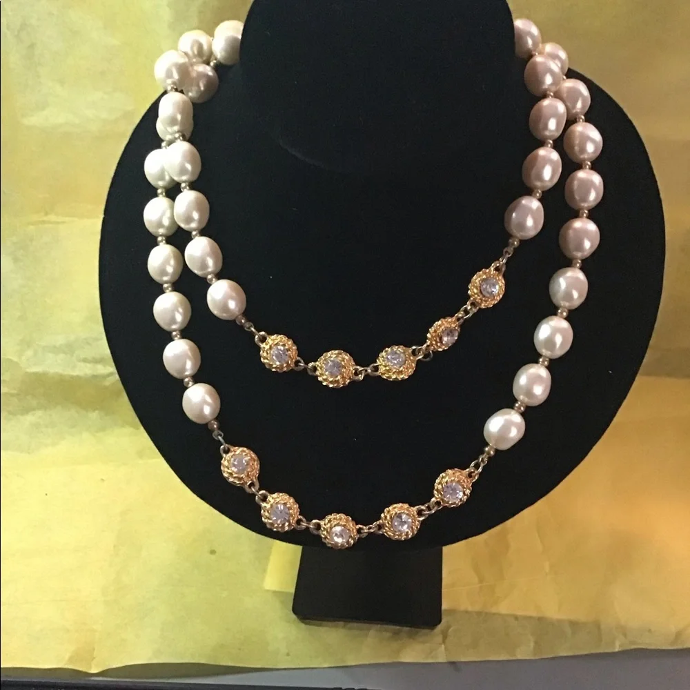 Lovely vintage gold tone clear rhinestone faux pearl necklace - Picture 2 of 6